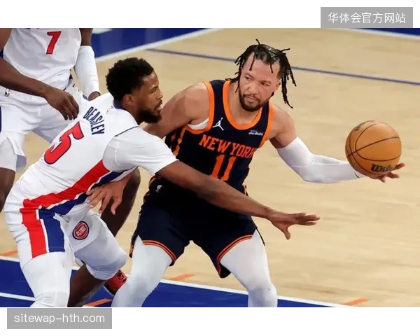 尼克斯在主场球迷的助威声中完成史诗逆转，展现出非凡的球队凝聚力